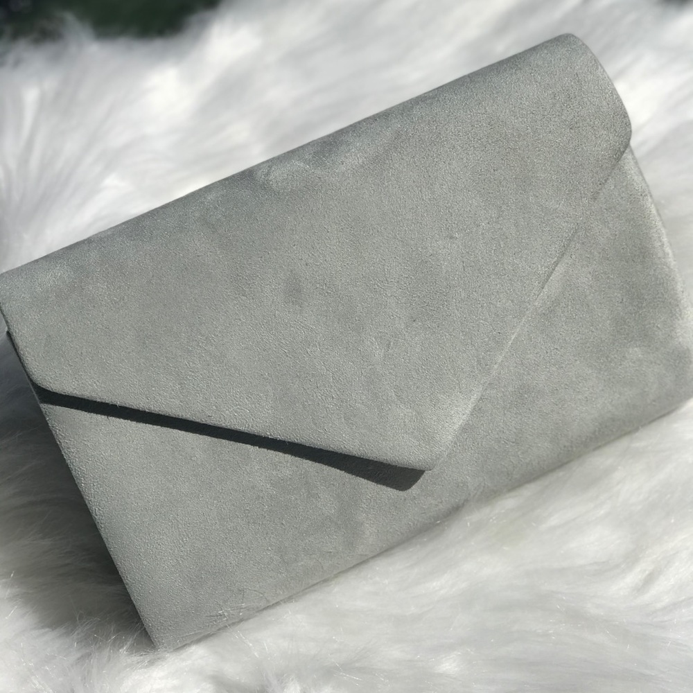 Envelop design clutch